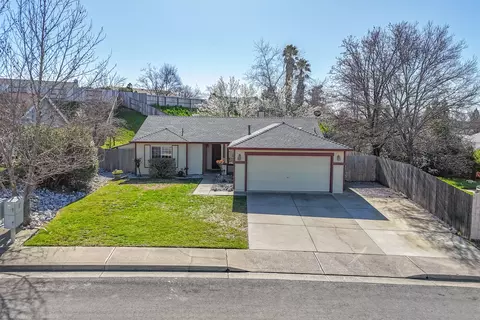 1421 Duck Tail Ct, Redding, CA 96003