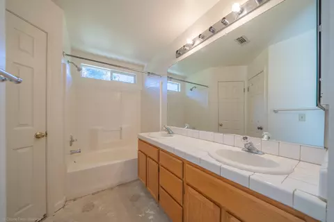 Bath - 1421 Duck Tail Ct, Redding, CA 96003 photo 1 of 2