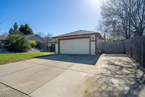 Exterior - 1421 Duck Tail Ct, Redding, CA 96003 photo 3 of 14