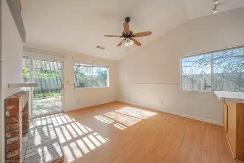 Living - 1421 Duck Tail Ct, Redding, CA 96003 photo 3 of 4