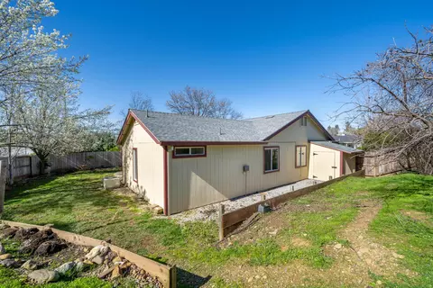 Exterior - 1421 Duck Tail Ct, Redding, CA 96003 photo 9 of 14