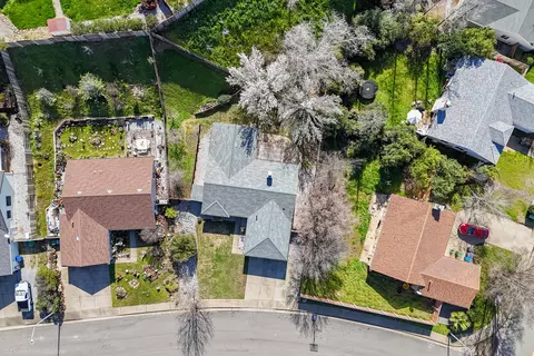 Exterior - 1421 Duck Tail Ct, Redding, CA 96003 photo 13 of 14