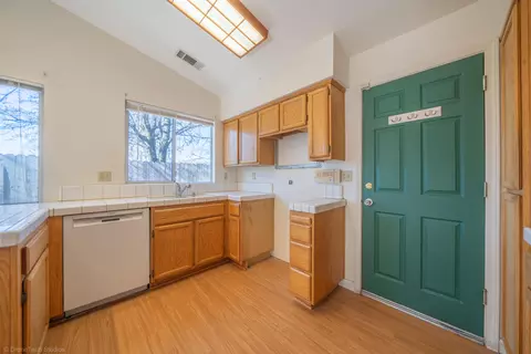 Kitchen - 1421 Duck Tail Ct, Redding, CA 96003 photo 2 of 3