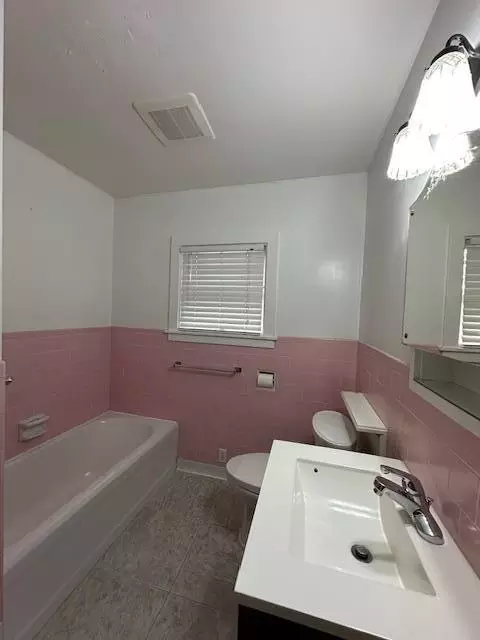 Bath - 720 Locust St, Redding, CA 96001 photo 1 of 2