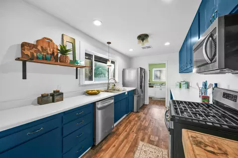 Kitchen - 5911 Sierra Dr, Redding, CA 96003 photo 3 of 4