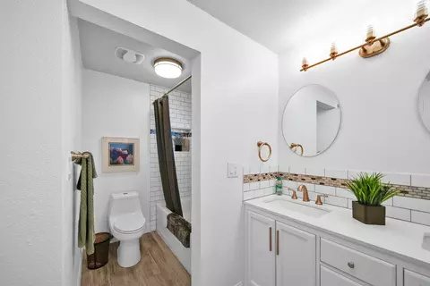 Bath - 5911 Sierra Dr, Redding, CA 96003 photo 2 of 5