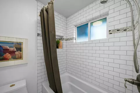 Bath - 5911 Sierra Dr, Redding, CA 96003 photo 3 of 5