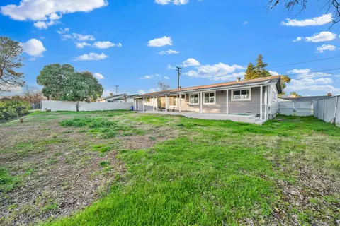 Exterior - 5911 Sierra Dr, Redding, CA 96003 photo 5 of 7