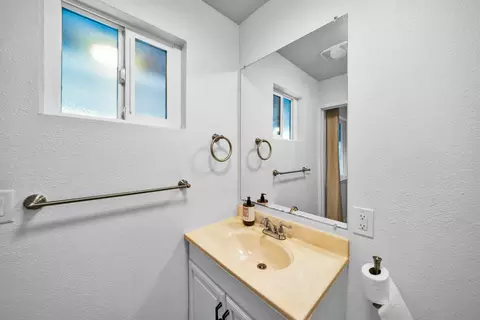 Bath - 5911 Sierra Dr, Redding, CA 96003 photo 4 of 5