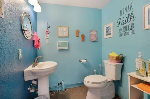 Bath - 3074 Brent Rd, Redding, CA 96002 photo 6 of 8
