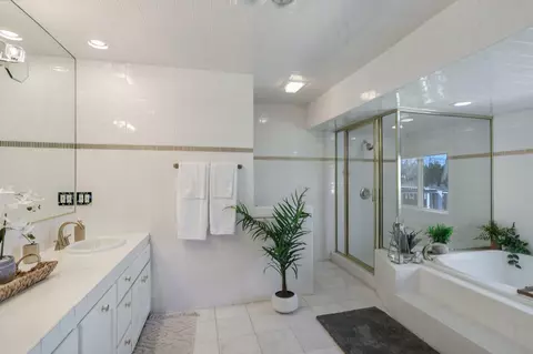 Bath - 3074 Brent Rd, Redding, CA 96002 photo 3 of 8