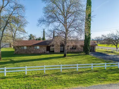 8019 Churn Crk Rd, Redding, CA 96002