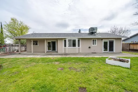 Exterior - 3526 Auburn Dr, Redding, CA 96001 photo 6 of 7
