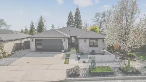 665 Grants Pass Pl, Redding, CA 96003