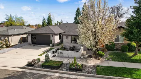 Exterior - 665 Grants Pass Pl, Redding, CA 96003 photo 7 of 8