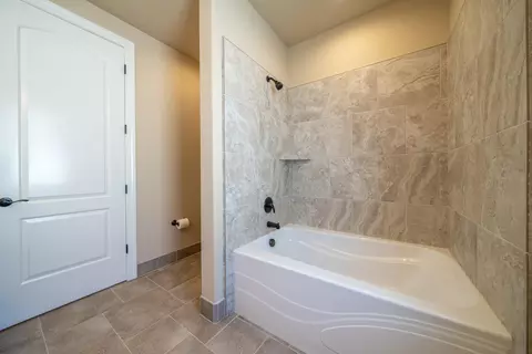 Bath - 1915 Jolie Way, Redding, CA 96003 photo 4 of 4