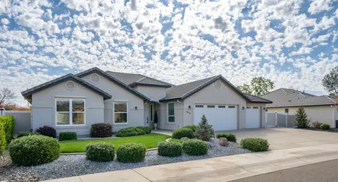 Exterior - 1915 Jolie Way, Redding, CA 96003 photo 9 of 10