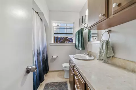 Bath - 391 Smile Pl, Redding, CA 96001 photo 1 of 1