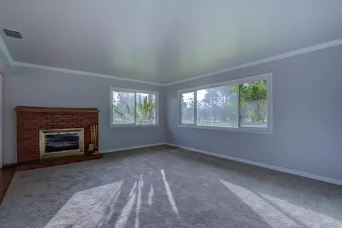 Living - 2296 Washington Ave, Redding, CA 96001 photo 5 of 7