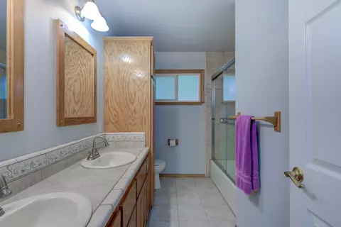 Bath - 2296 Washington Ave, Redding, CA 96001 photo 4 of 4