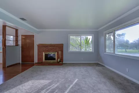 Living - 2296 Washington Ave, Redding, CA 96001 photo 4 of 7