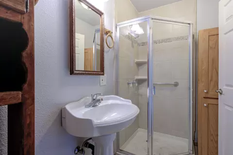 Bath - 2296 Washington Ave, Redding, CA 96001 photo 2 of 4