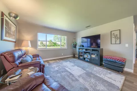 284 Woodhill Dr, Redding, CA 96003 photo 5