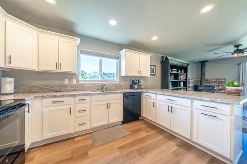 284 Woodhill Dr, Redding, CA 96003 photo 9
