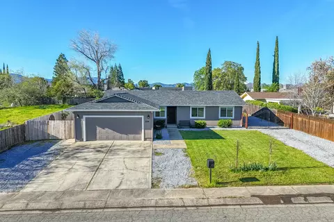 284 Woodhill Dr, Redding, CA 96003
