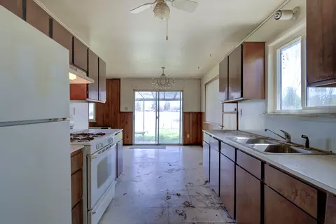 Kitchen - 45264 State Highway 299e, Mcarthur, CA 96056 photo 5 of 10