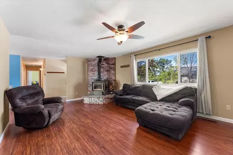 Living - 14425 Mesa Ct, Red Bluff, CA 96080 photo 2 of 2
