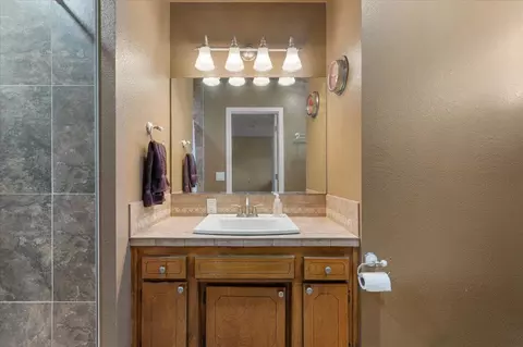 Bath - 14425 Mesa Ct, Red Bluff, CA 96080 photo 3 of 4