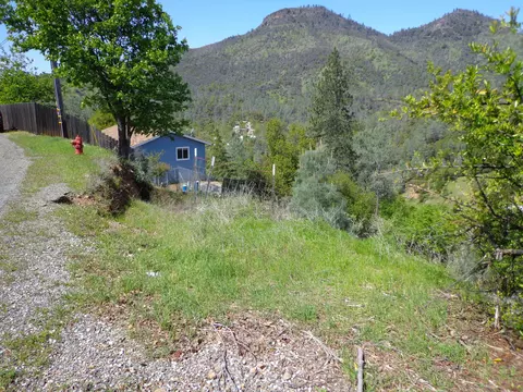 22076 Loop Dr, Redding, CA 96003 photo 4