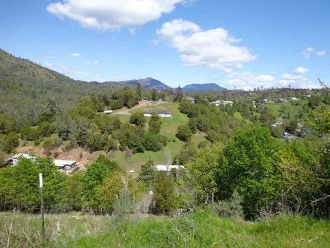 22076 Loop Dr, Redding, CA 96003