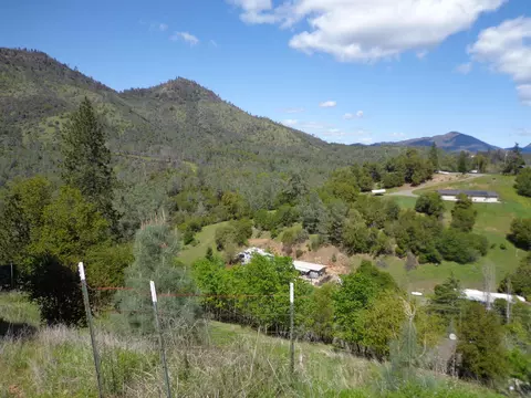 22076 Loop Dr, Redding, CA 96003 photo 2