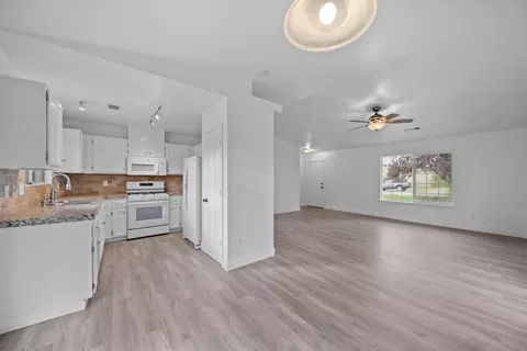 1808 Whistling Dr, Redding, CA 96003 photo 4