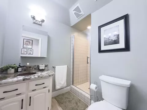 Bath - 1607 St Andrews Dr, Redding, CA 96003 photo 1 of 5