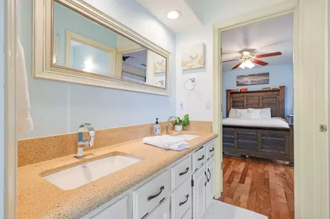 Bath - 1607 St Andrews Dr, Redding, CA 96003 photo 4 of 5