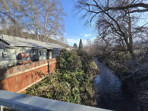 123 Raymond St, Yreka, CA 96097 photo 2