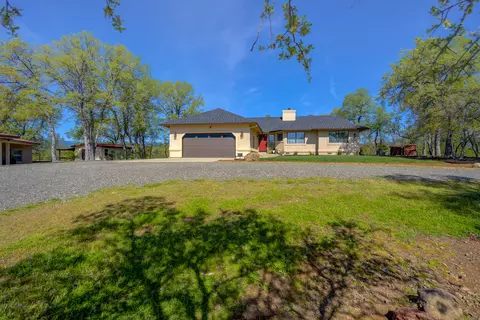 13416 Luna Dr, Redding, CA 96003