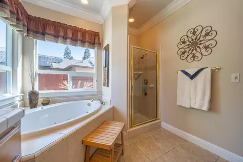 Bath - 4803 Clark River Dr, Redding, CA 96002 photo 4 of 5
