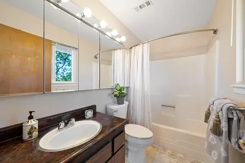 Bath - 4660 Memory Ln, Redding, CA 96001 photo 1 of 2