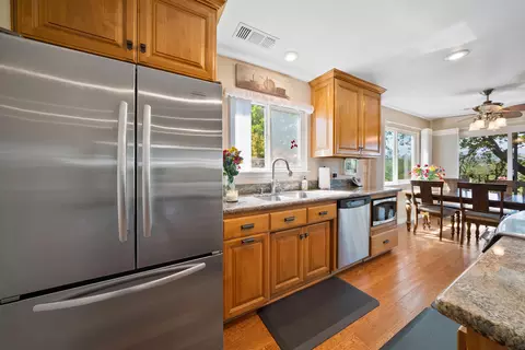 Kitchen - 4660 Memory Ln, Redding, CA 96001 photo 3 of 4
