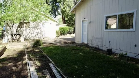 2571 Russell St, Redding, CA 96001 photo 5