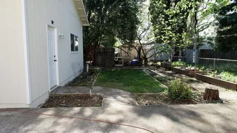 2571 Russell St, Redding, CA 96001 photo 6
