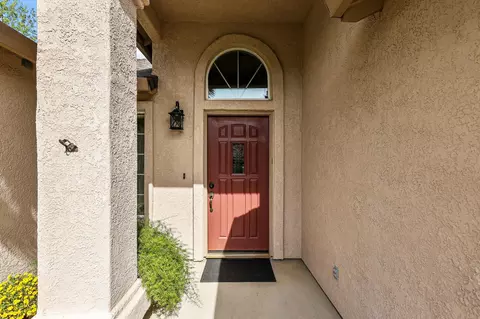 1426 Gladstone Ct, Redding, CA 96001 photo 2