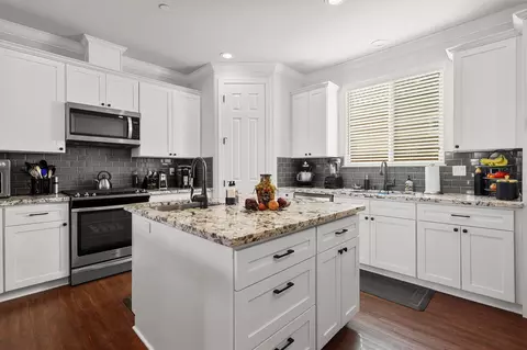 Kitchen - 6180 Lucca Trl, Redding, CA 96003 photo 4 of 5