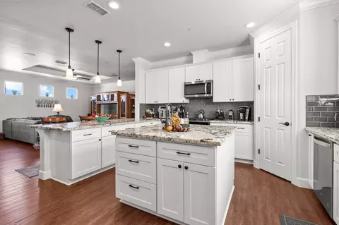 Kitchen - 6180 Lucca Trl, Redding, CA 96003 photo 3 of 5