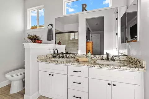 Bath - 6180 Lucca Trl, Redding, CA 96003 photo 2 of 4