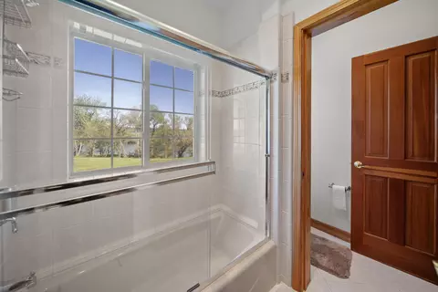 Bath - 17935 Rivers Edge Dr, Red Bluff, CA 96080 photo 6 of 7